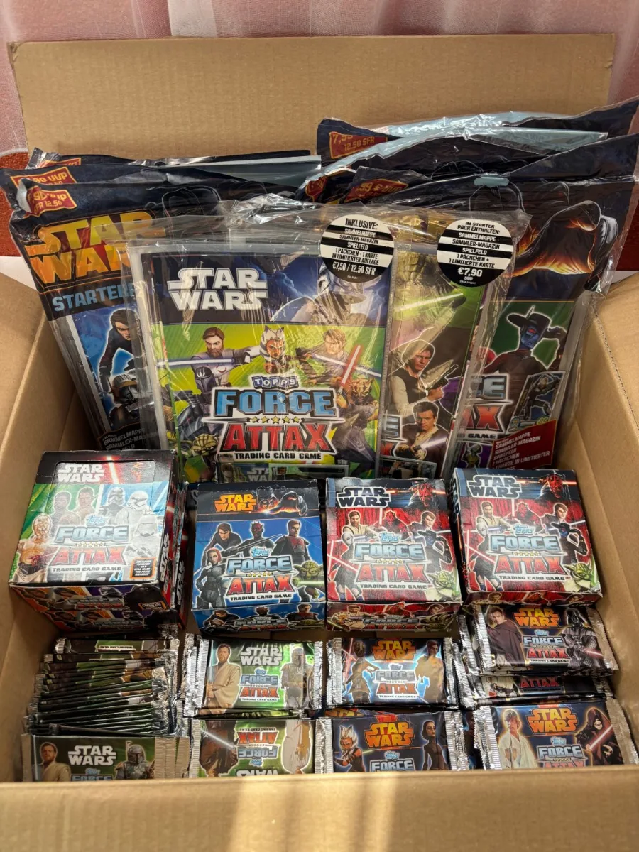 Karton voller originalverpackter Star-Wars-Force-Attax-Starterpacks, Displays und Booster